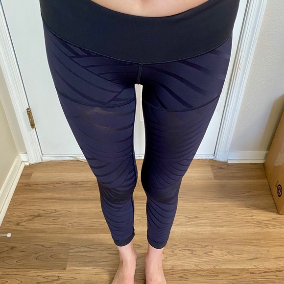 Lululemon crop mesh size 4 black - Picture 3 of 6